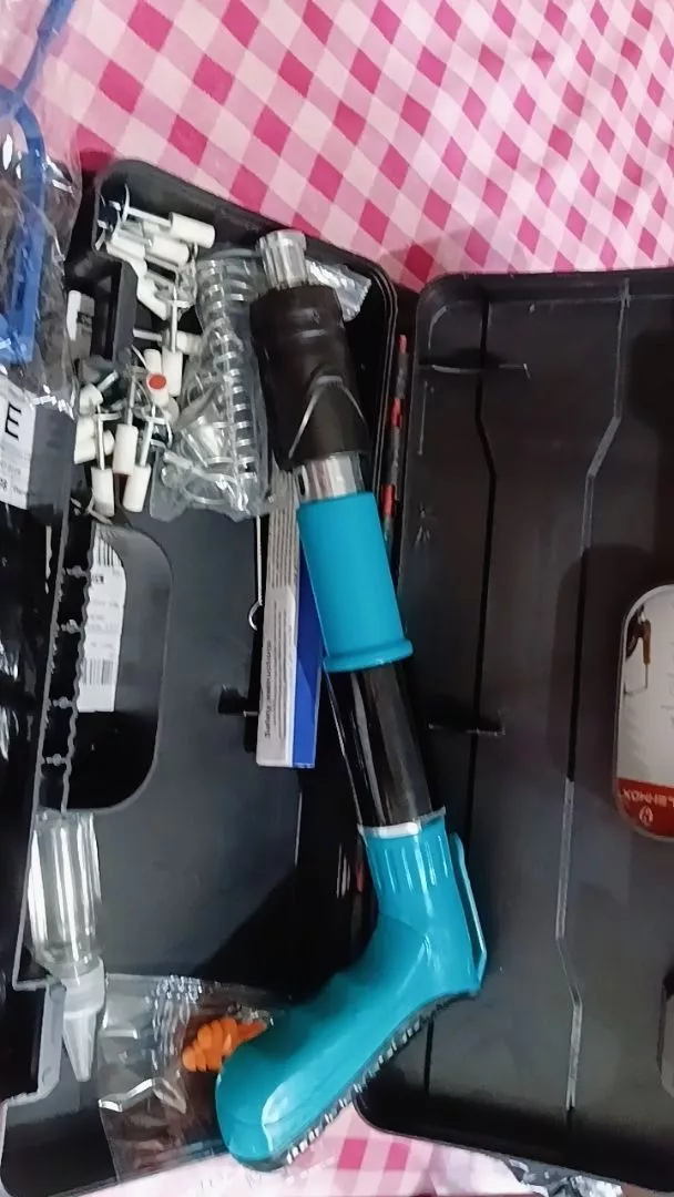 Foto de cliente avaliando Pistola para Fixação de Rebites e Pregos Portátil - 1