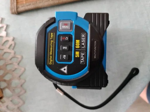 Foto de cliente avaliando Trena a Laser Digital Profissional 3 em 1 - 3