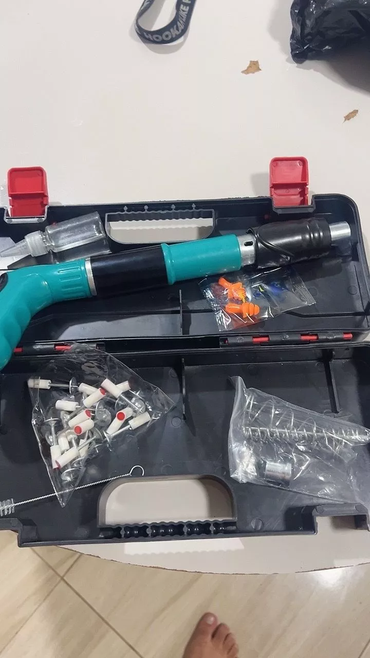 Foto de cliente avaliando Pistola para Fixação de Rebites e Pregos Portátil - 5