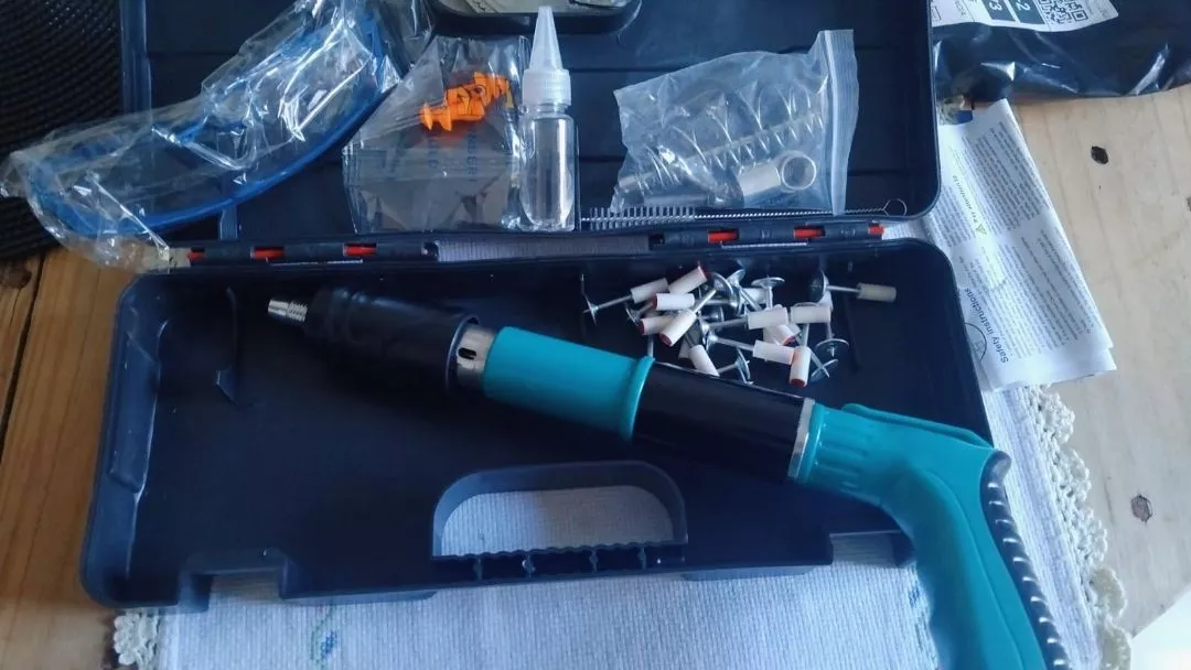 Foto de cliente avaliando Pistola para Fixação de Rebites e Pregos Portátil - 3